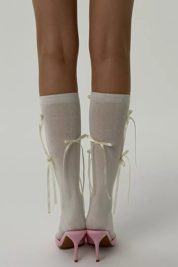 Иллюстрация Bow Socks In Milk Silk
